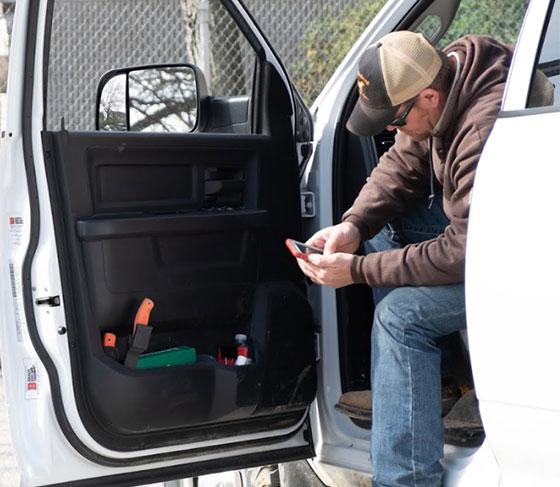 Utility-worker-in-truck